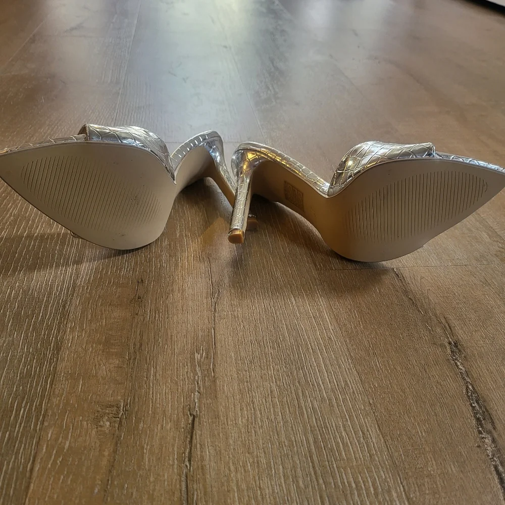 Silver Stiletto Heels Size 37 (6)